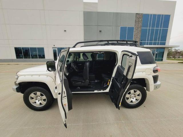 Photo of 2012 White Toyota FJ Cruiser