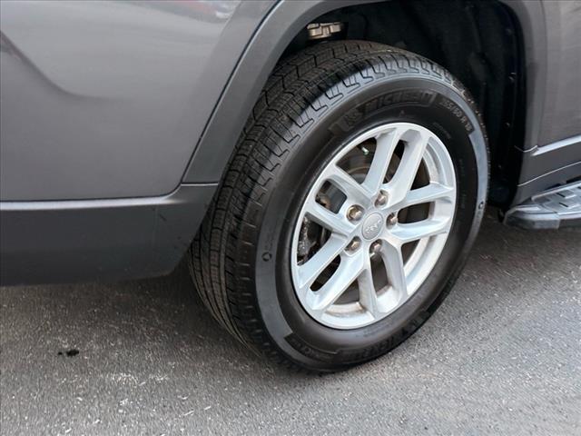 Photo of 2024 Metallic Jeep Grand Cherokee L