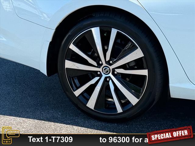 Photo of 2022 Pearl White Tricoat Nissan Altima