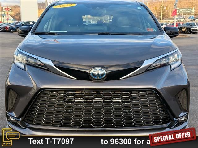 Photo of 2022 Gray Toyota Sienna