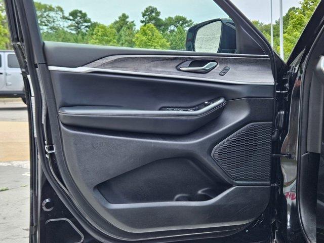 Photo of 2024 Diamond Black Crystal Pearlcoat Jeep Grand Cherokee
