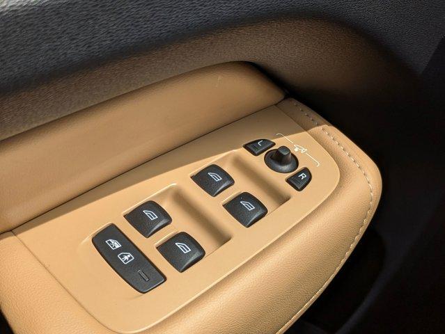 Photo of 2022 Crystal White Metallic Volvo XC60