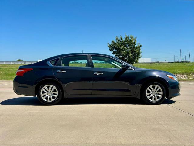 Photo of 2016 Super Black Nissan Altima