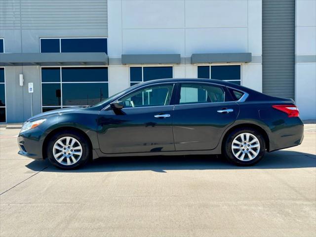 Photo of 2016 Super Black Nissan Altima