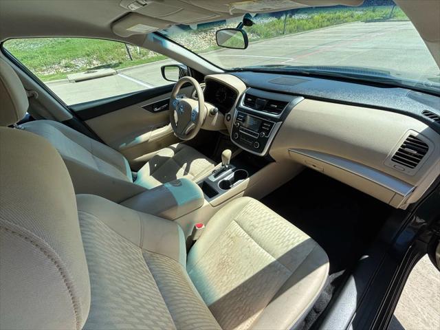 Photo of 2016 Super Black Nissan Altima