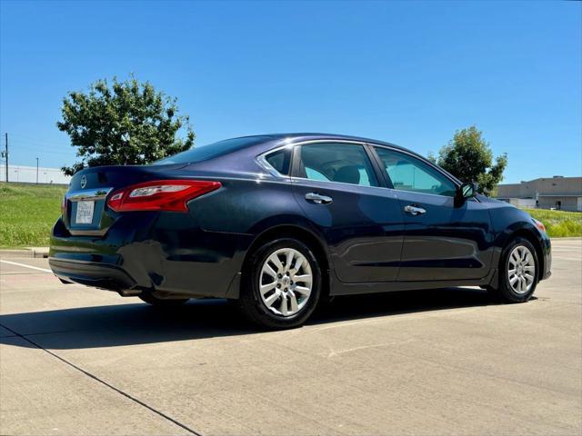 Photo of 2016 Super Black Nissan Altima