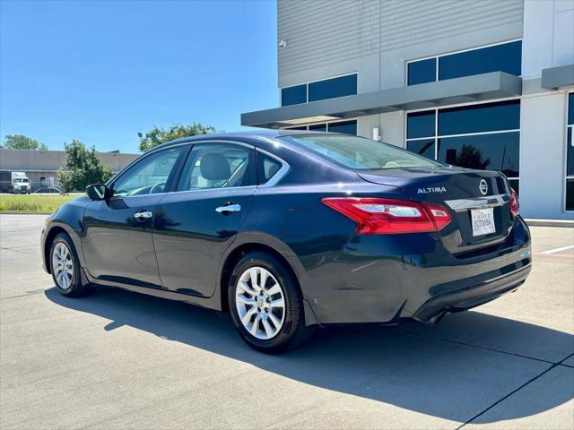 Photo of 2016 Super Black Nissan Altima