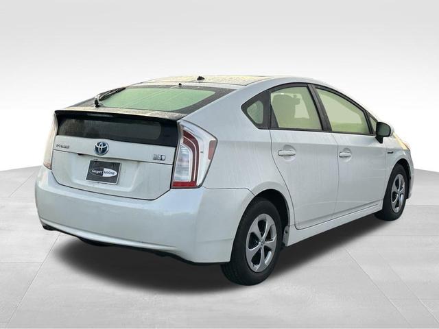 Photo of 2015 White Toyota Prius