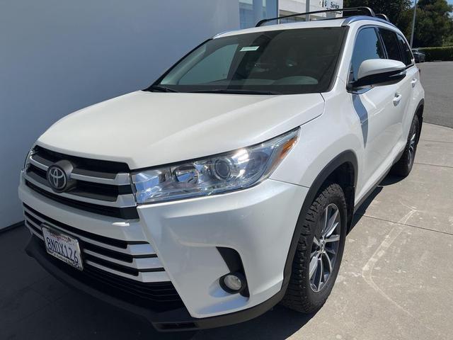 Photo of 2019 Blizzard Pearl Toyota Highlander