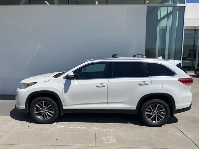Photo of 2019 Blizzard Pearl Toyota Highlander
