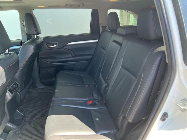 Photo of 2019 Blizzard Pearl Toyota Highlander