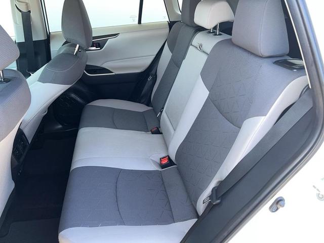 Photo of 2021 Super White Toyota RAV4
