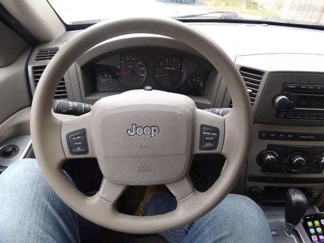 Photo of 2006 Stone White Jeep Grand Cherokee