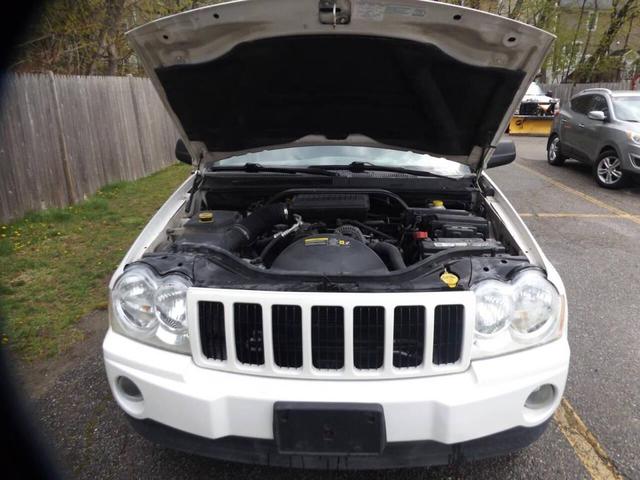 Photo of 2006 Stone White Jeep Grand Cherokee