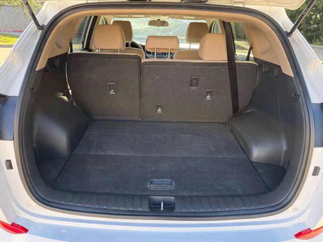 Photo of 2016 White Hyundai TUCSON