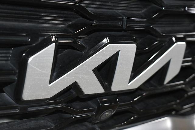 Photo of 2022 Everlasting Silver Kia Telluride