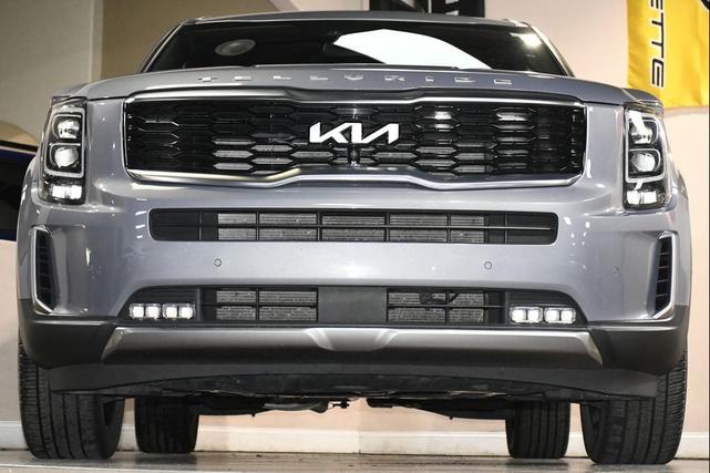 Photo of 2022 Everlasting Silver Kia Telluride