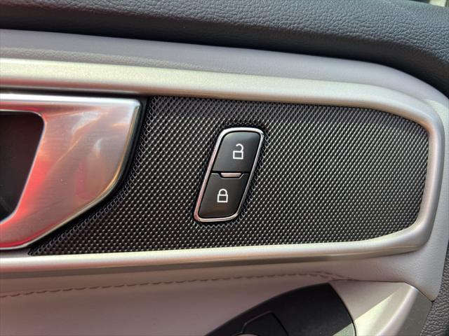 Photo of 2022 Carbonized Gray Metallic Ford Explorer