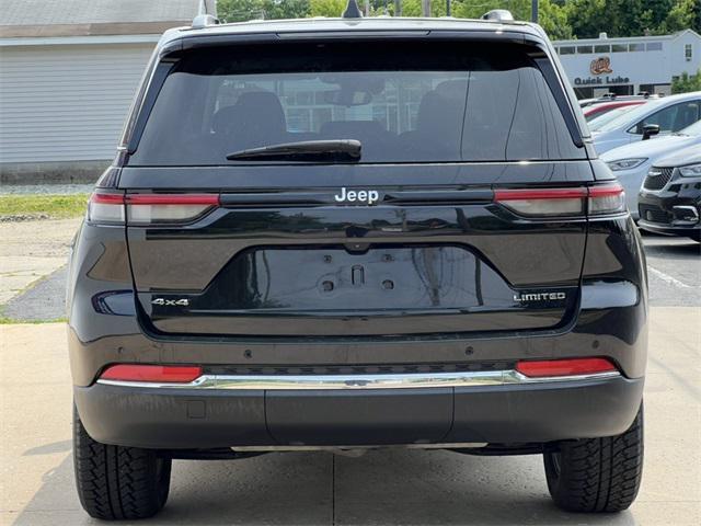 Photo of 2023 Diamond Black Crystal Pearlcoat Jeep Grand Cherokee