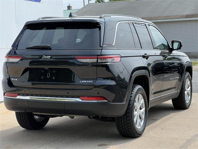 Photo of 2023 Diamond Black Crystal Pearlcoat Jeep Grand Cherokee