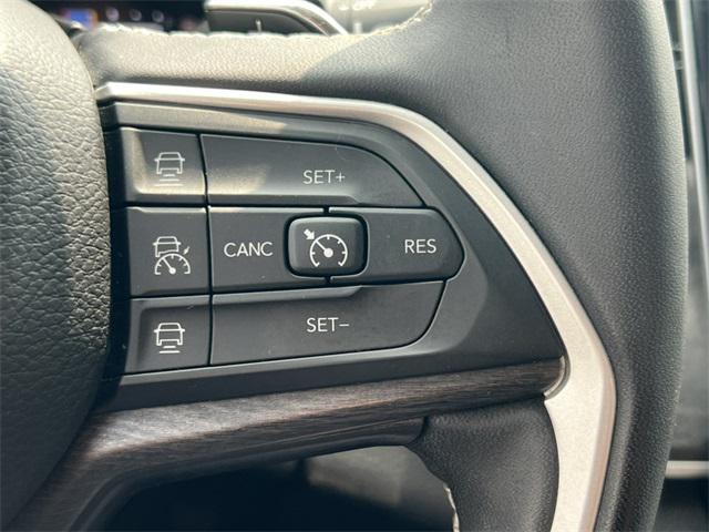 Photo of 2023 Diamond Black Crystal Pearlcoat Jeep Grand Cherokee