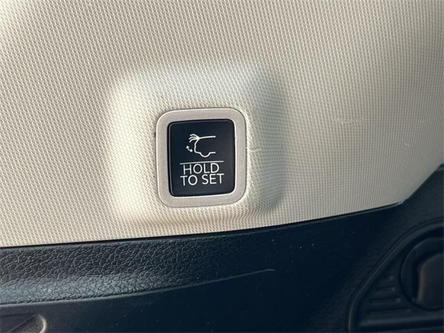 Photo of 2023 Diamond Black Crystal Pearlcoat Jeep Grand Cherokee