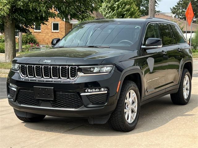 Photo of 2023 Diamond Black Crystal Pearlcoat Jeep Grand Cherokee