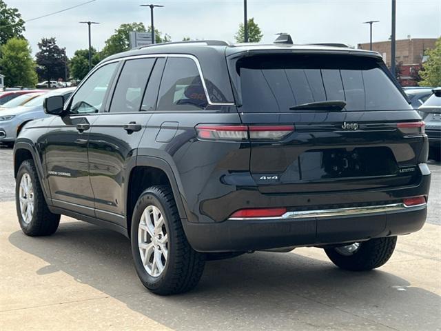 Photo of 2023 Diamond Black Crystal Pearlcoat Jeep Grand Cherokee