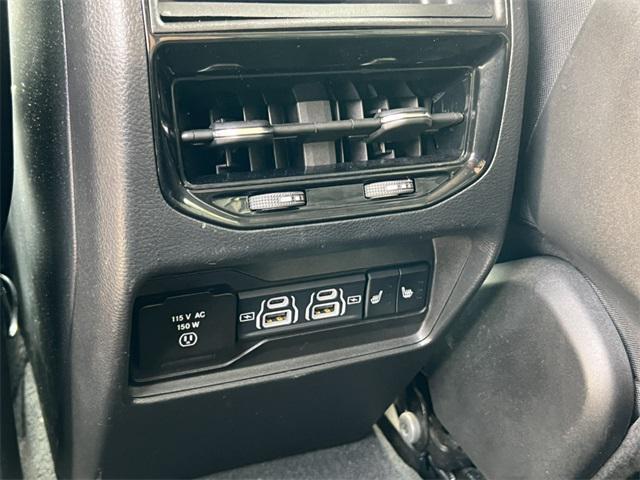 Photo of 2023 Diamond Black Crystal Pearlcoat Jeep Grand Cherokee