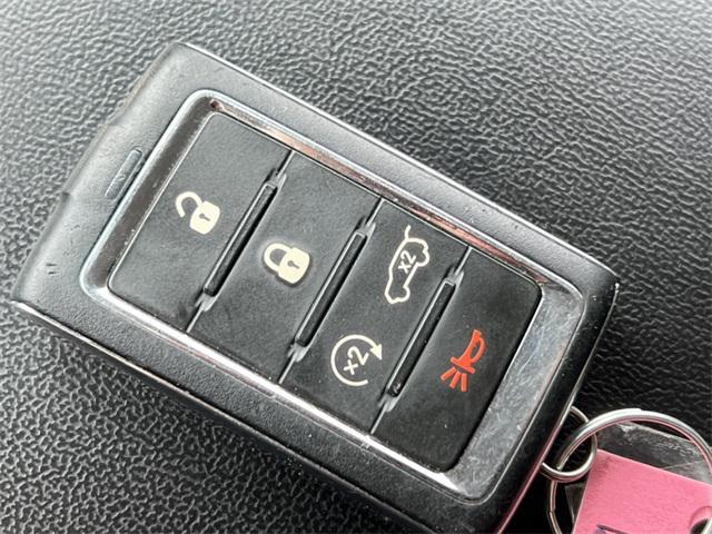 Photo of 2023 Diamond Black Crystal Pearlcoat Jeep Grand Cherokee