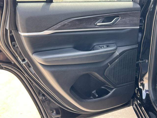 Photo of 2023 Diamond Black Crystal Pearlcoat Jeep Grand Cherokee