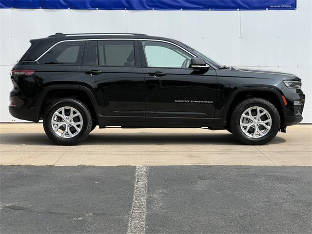 Photo of 2023 Diamond Black Crystal Pearlcoat Jeep Grand Cherokee
