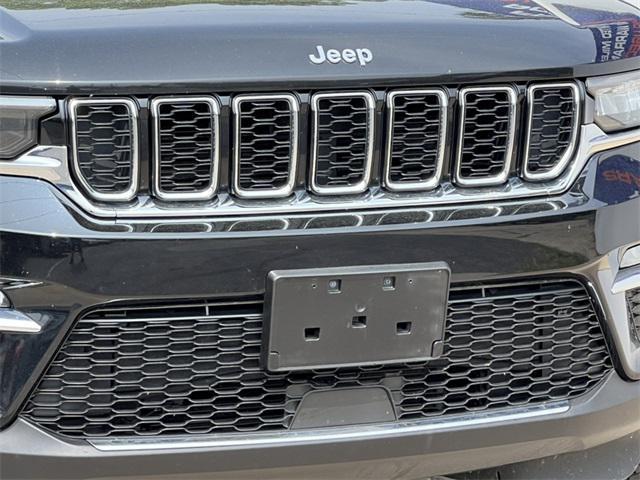 Photo of 2023 Diamond Black Crystal Pearlcoat Jeep Grand Cherokee