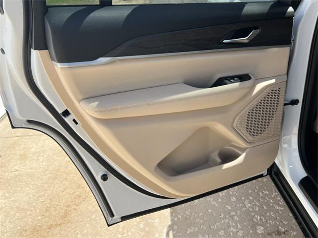 Photo of 2025 Bright White Clearcoat Jeep Grand Cherokee L