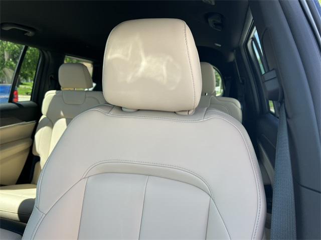 Photo of 2025 Bright White Clearcoat Jeep Grand Cherokee L