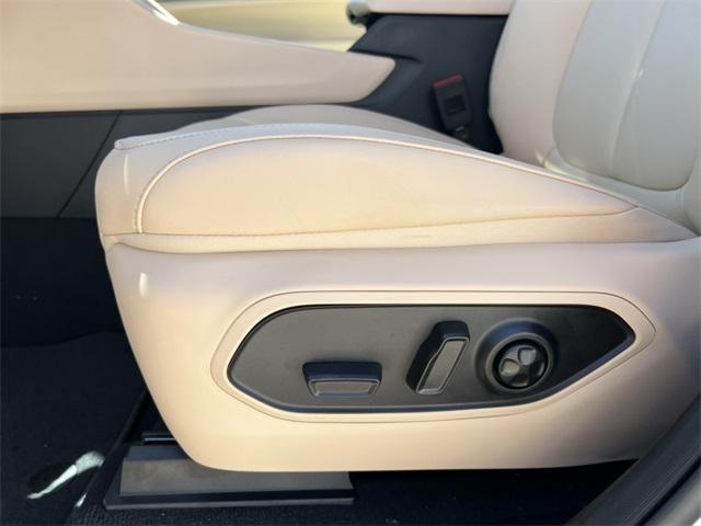 Photo of 2025 Bright White Clearcoat Jeep Grand Cherokee L