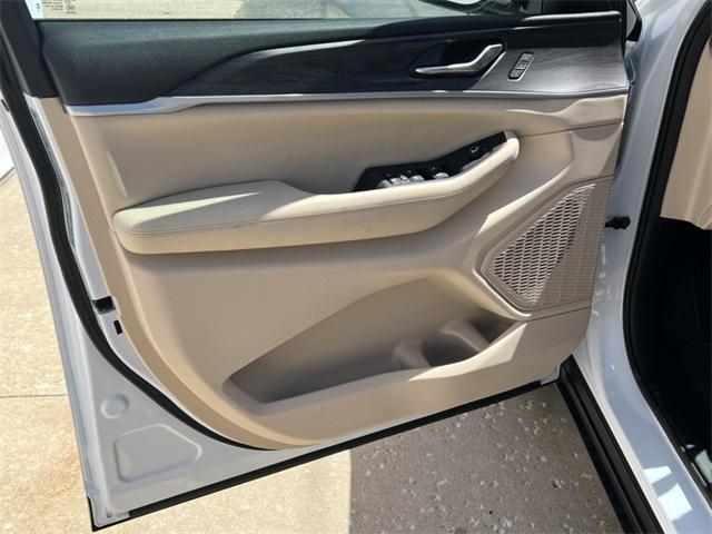 Photo of 2025 Bright White Clearcoat Jeep Grand Cherokee L