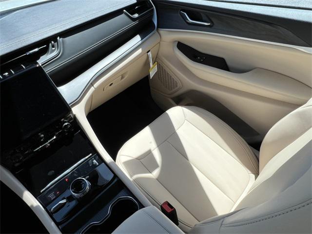 Photo of 2025 Bright White Clearcoat Jeep Grand Cherokee L