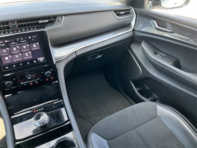 Photo of 2022 Silver Zynith Jeep Grand Cherokee
