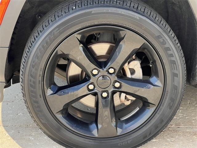Photo of 2022 Silver Zynith Jeep Grand Cherokee