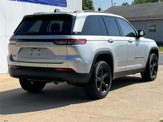 Photo of 2022 Silver Zynith Jeep Grand Cherokee