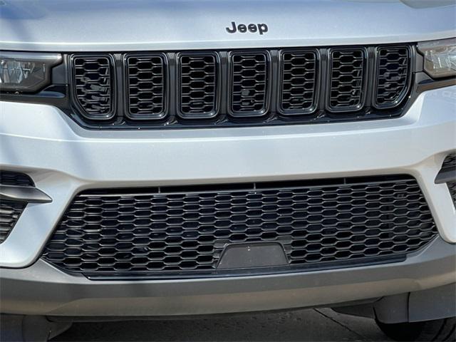 Photo of 2022 Silver Zynith Jeep Grand Cherokee