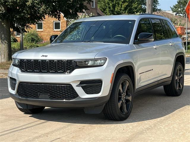Photo of 2022 Silver Zynith Jeep Grand Cherokee