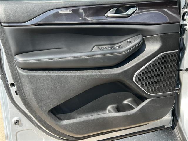 Photo of 2022 Silver Zynith Jeep Grand Cherokee