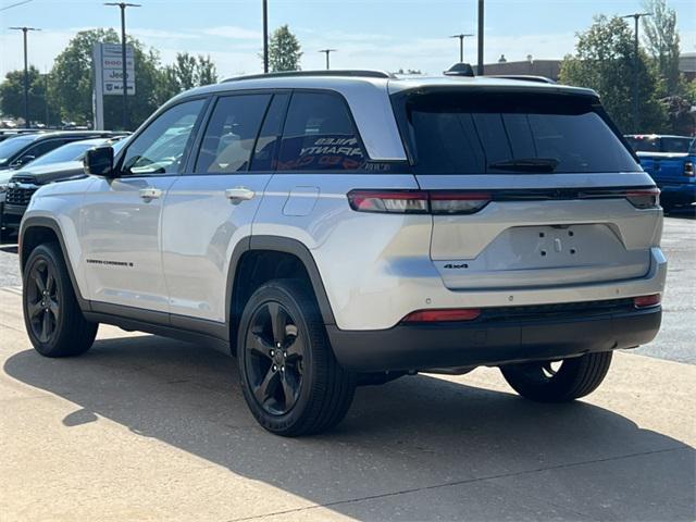 Photo of 2022 Silver Zynith Jeep Grand Cherokee