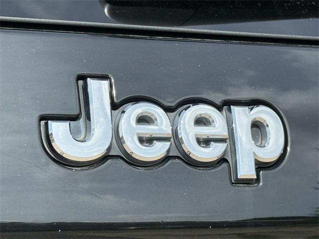 Photo of 2019 Diamond Black Crystal Pearlcoat Jeep Cherokee