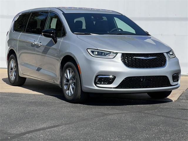 Photo of 2026 Silver Mist Clearcoat Chrysler Pacifica