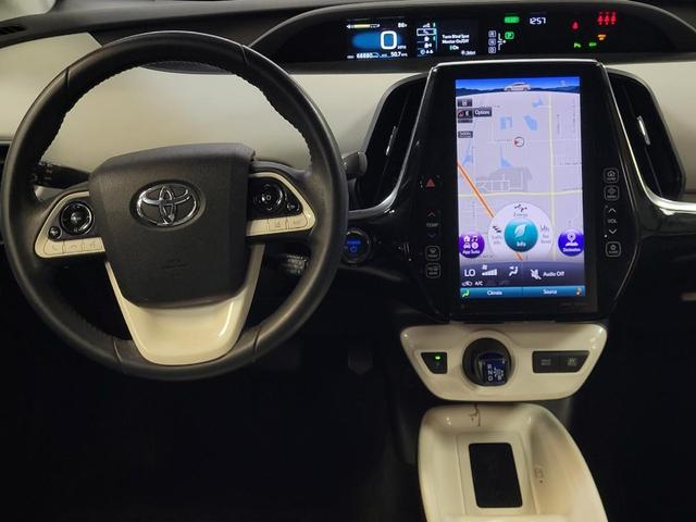 Photo of 2018 White Toyota Prius