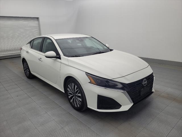 Photo of 2023 Pearl White Tricoat Nissan Altima
