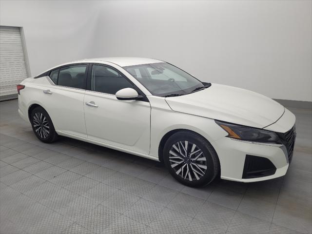 Photo of 2023 Pearl White Tricoat Nissan Altima